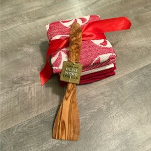 Trader Joe’s olive wood spatula and kitchen towels